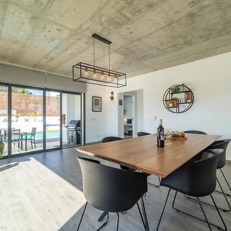 Villa As Andorinhas - Walking Distance To Monte Clerigo And Amoreira Beaches *