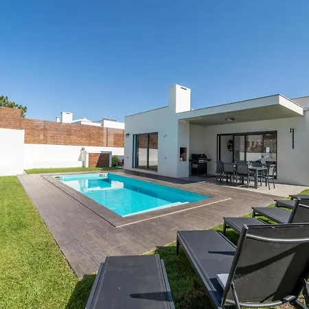 Villa As Andorinhas - Walking Distance To Monte Clerigo And Amoreira Beaches